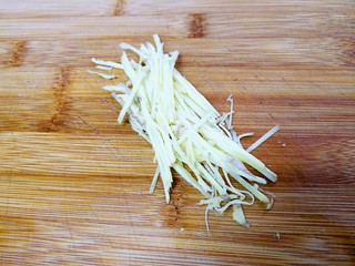 5、蒜香豆豉蒸鱼头,生姜切成姜丝。