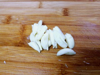 6、蒜香豆豉蒸鱼头,蒜头竖切成小块。