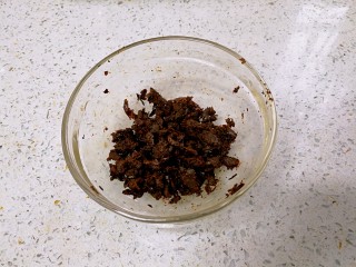7、蒜香豆豉蒸鱼头,用勺子把豆豉碾成蓉。