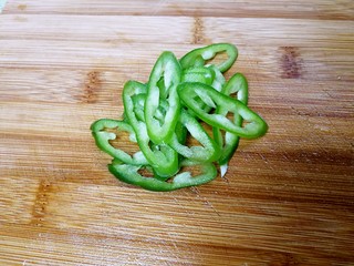 8、蒜香豆豉蒸鱼头,青椒切成薄圈圈。