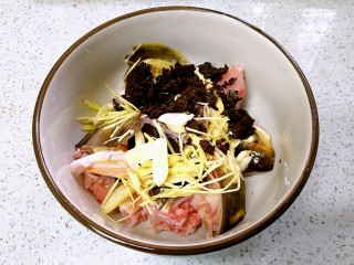 9、蒜香豆豉蒸鱼头,把全部材料倒入大碗。