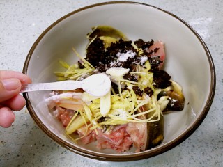 11、蒜香豆豉蒸鱼头,加3小勺生粉。