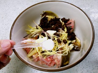 10、蒜香豆豉蒸鱼头,加1小勺盐。