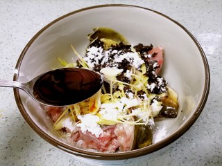 12、蒜香豆豉蒸鱼头,加1勺生抽。