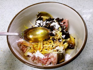 13、蒜香豆豉蒸鱼头,加1勺食油。