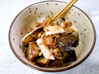 14、蒜香豆豉蒸鱼头,拌匀,静置10分钟。