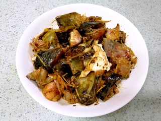 15、蒜香豆豉蒸鱼头,锅里烧开水,把鱼头倒入蒸盘,放入蒸锅,蒸5分钟。