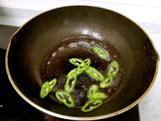 16、蒜香豆豉蒸鱼头,炒锅里热油,稍稍煎一下青椒圈。