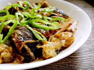 18、蒜香豆豉蒸鱼头,超入味儿的蒜香豆豉蒸鱼头。