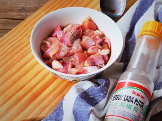 3、宫保鸡丁(无油 健康低脂),放入腌肉材料腌制15分钟