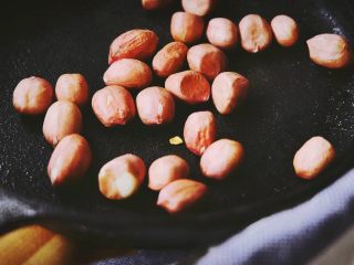 11、宫保鸡丁(无油 健康低脂),将花生米放入锅中开小火加热,用筷子翻拌炒熟(听到噼里啪啦的声音就差不多了)