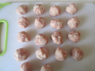 9、焦香土豆丸,将土豆泥搓成大小均匀的小丸；