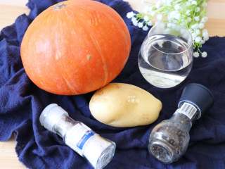 1、南瓜土豆浓汤,准备好食材;