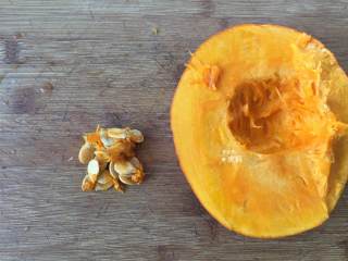 2、南瓜土豆浓汤,南瓜切开去掉瓜子；