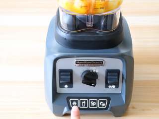 8、南瓜土豆浓汤,接通电源，选择热汤功能开始制作；