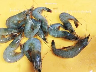 1、低脂减肥-蒸出来滴龙利鱼凤尾虾球,基围虾开背去虾线