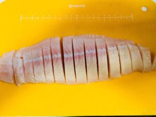 8、低脂减肥-蒸出来滴龙利鱼凤尾虾球,切成长条或者小块随意