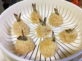 12、低脂减肥-蒸出来滴龙利鱼凤尾虾球,粘上面包糠,握成圆形,插入虾尾