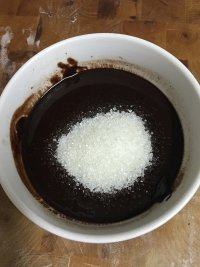 4、樱桃芝士派,加入细砂糖拌匀。