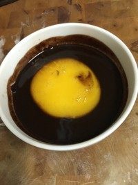 5、樱桃芝士派,加入鸡蛋拌匀。