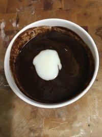 6、樱桃芝士派,加入酸奶拌匀。