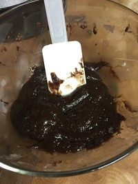 7、樱桃芝士派,筛入面粉，并用刮刀翻拌至无干粉。