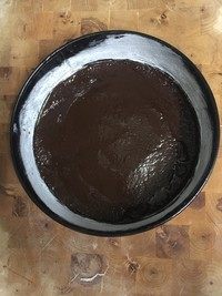 8、樱桃芝士派,将布朗尼糊倒入模具，轻磕均匀。放入预热好的烤箱，180度中层上下火烤18分钟。