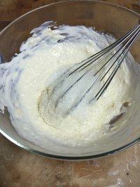 9、樱桃芝士派,在烤布朗尼期间来制作芝士面糊。奶油奶酪软化，加入细砂糖打至光滑无颗粒。