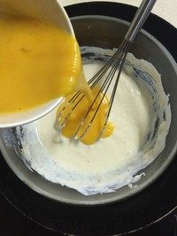 10、樱桃芝士派,加入鸡蛋拌匀。