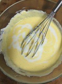 11、樱桃芝士派,加入酸奶拌匀。