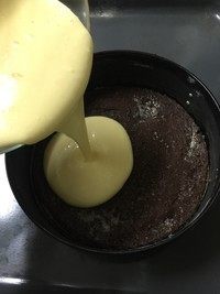 12、樱桃芝士派,将芝士糊倒入烤好的布朗尼底上，无需等布朗尼放凉。