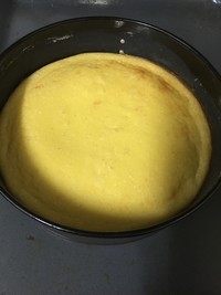 13、樱桃芝士派,用力震烤模底，震出气泡。放回烤箱，160度中层，30～40分钟。烤至面糊彻底凝固，表面金黄色。