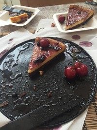 14、樱桃芝士派,冷却后，冷藏4小时以上。表面挤上樱桃酱，摆放新鲜的樱桃即可。