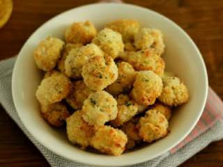 12、烤鸡米花,装盘后放上一点欧芹碎(可以忽略)，热吃是最好吃的，可以直接吃，也可以挤一点柠檬汁上去，还可以蘸番茄酱都很好吃哦