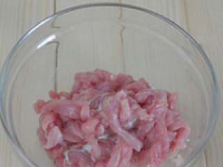 3、鱼香肉丝,放入适量淀粉加点水搅拌一下。