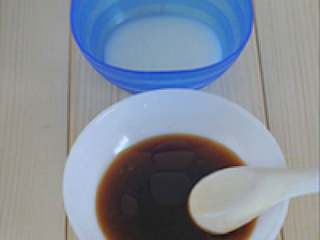 6、鱼香肉丝,用1勺淀粉加两勺清水调搅均匀成水淀粉，把料酒，醋，生抽，白糖，香麻油加水搅拌均匀成调料汁。