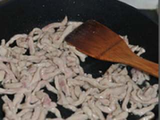 7、鱼香肉丝,锅里放油烧热倒入肉丝大火翻炒，到肉丝变色盛出。