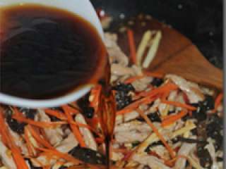 10、鱼香肉丝,倒入准备好的调味汁翻炒一分钟。