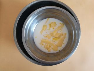 1、蓝色梦幻杯子蛋糕,1.牛奶和黄油混合在一起，隔水融化