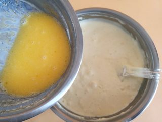 5、蓝色梦幻杯子蛋糕,5.融化的黄油和奶油混合均匀后，倒入面糊中，用刮刀快速翻拌均匀！