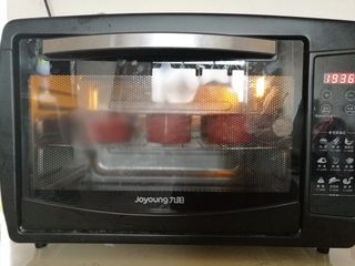 10、蓝色梦幻杯子蛋糕,10.烤箱选择175度，25分钟即可！中途看见颜色深了，可以盖锡纸