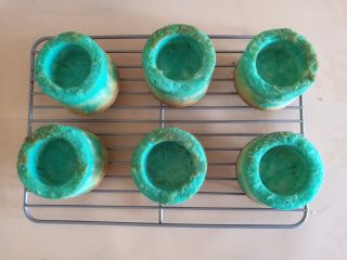 12、蓝色梦幻杯子蛋糕,12.杯子慢慢的拿出来，硅胶模具脱模非常简单的，用手轻轻一按，就出来了！