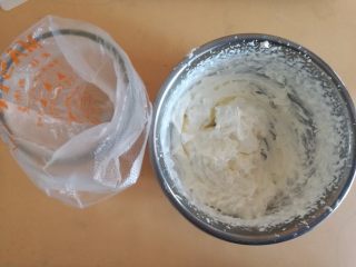 14、蓝色梦幻杯子蛋糕,14.打发成奶油霜，装入裱花袋中