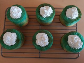 15、蓝色梦幻杯子蛋糕,15.奶油挤入杯子里，表面加上草莓，巧克力棒就可以啦！