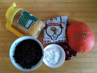 1、黑米雪花球,部分材料备齐