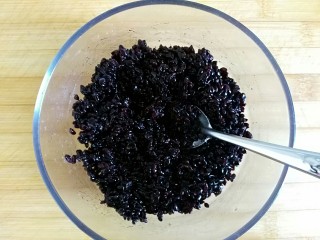 6、黑米雪花球,搅拌粘稠，多搅拌几次使米饭与蜂蜜融合