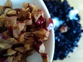 7、黑米雪花球,加入切好的红枣丁