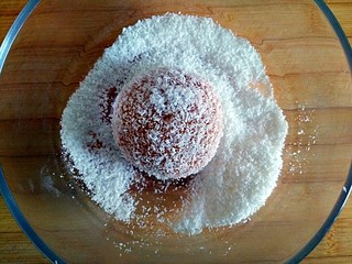 15、黑米雪花球,蒸熟的南瓜球出锅裹满椰蓉即可