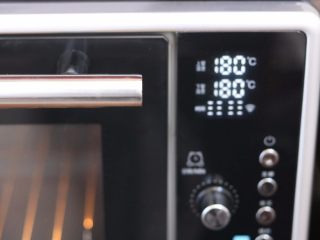 1、一颗草莓马芬,烤箱提前预热180℃