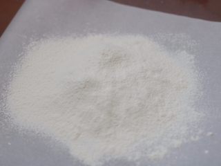 2、一颗草莓马芬,低筋面粉和泡打粉提前过筛